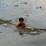 ロシアの洪水で溺れ死にそうおな子犬を助けた少年