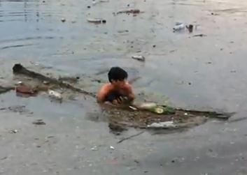 ロシアの洪水で溺れ死にそうおな子犬を助けた少年