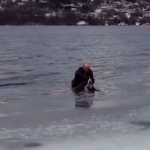 凍った湖に落ちた犬を救出する男
